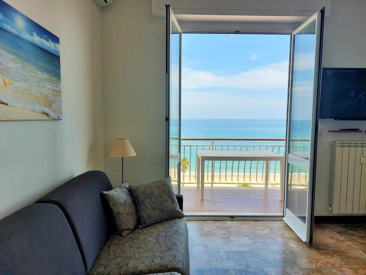 Maremare, Really On The Beach, With Private Parking 萨沃纳 外观 照片