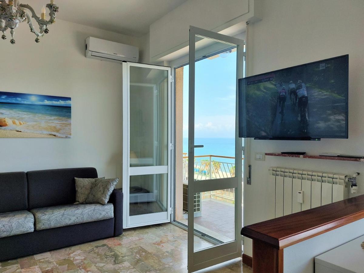 Maremare, Really On The Beach, With Private Parking 萨沃纳 外观 照片