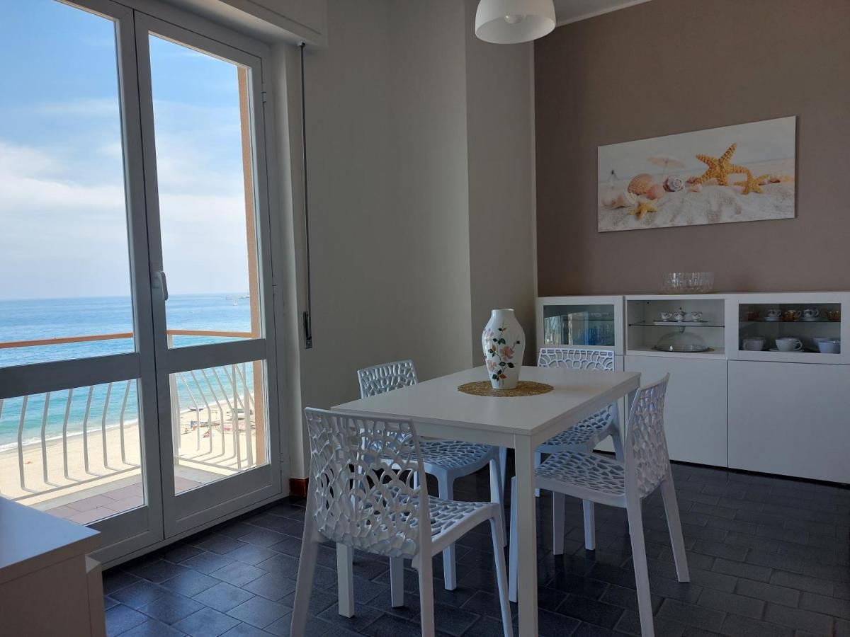 Maremare, Really On The Beach, With Private Parking 萨沃纳 外观 照片