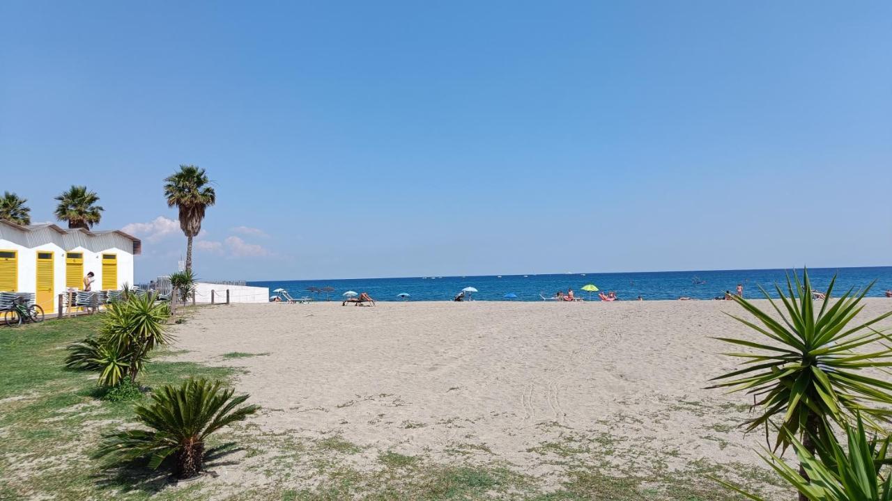 Maremare, Really On The Beach, With Private Parking 萨沃纳 外观 照片